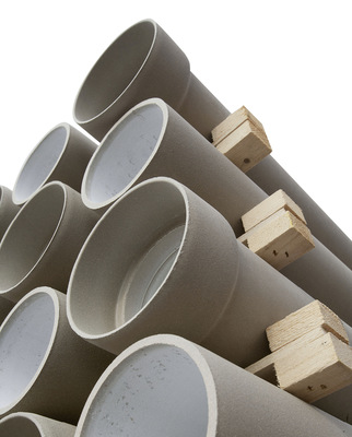 Die spezielle Keramik ist äußerst säureresistent, extrem temperaturbeständig und sehr langlebig. Jedes Rohr hat eine sechs Zentimeter hohe Muffe, wodurch die Rohre schnell, sicher und einfach miteinander verbunden werden können.