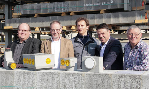 Das Lüftungsnetzwerk   „Via Vento S“ eignet sich auch gut für Passivhäuser und wurde von einem Expertenteam entwickelt. (v. l. n. r.) Jürgen Böhm, Markus Schulte, Alexander Wimmer, Holger Lanz und Josef Beck.