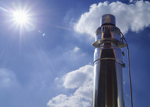 Ein Stromausfall eines mit dem Rauchsauger   „Air Speedy“ von Kutzner + Weber ausgestatteten Ofens beeinflusst die Nutzbarkeit nicht, weil dieser (wie auch Alternativprodukte anderer Hersteller) ohnehin nicht kontinuierlich in Betrieb sein soll, sondern nur unterstützend in der Startphase oder beim Holznachlegen.