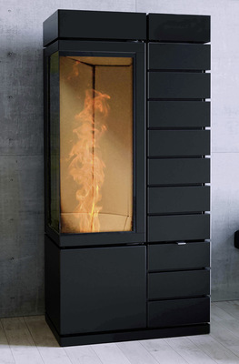 Gerüstet für den Blackout?   „Izzy“ von Austroflamm garantiert auch bei Stromausfall Wärme. Denn   „Izzy“ ist ein Pelletofen, der mittels Schwerkraft ganz ohne Strom funktioniert. Eine spezielle Verbrennungstechnik ermöglicht das   „Modellieren“ der Flammen und sorgt für besonders lange Flammen.