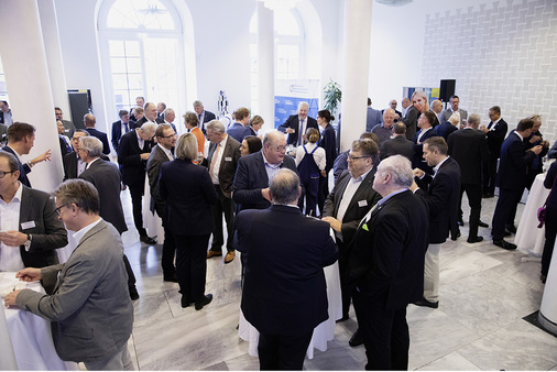 Nach den Ausführungen der Redner wurde fleißig   „kontaktet“.