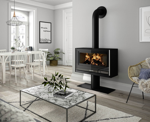 Statt Fernseher: Der Scheitholzkaminofen „Ziva X“ im Breitformat zeigt das schönere Programm.