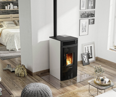 Der in verschiedenen Oberflächen erhältliche Pelletkaminofen „Neta“ hat eine modulierende Leistung zwischen 2,4 und 8,0 kW und bietet mit optionaler Fernbedienung oder übers Smartphone via WiFi-Modul „smartCon“ alle erdenklichen Annehmlichkeiten.