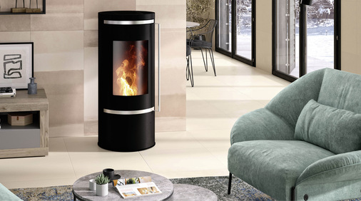 Im schönen Look eines Kaminofens und ausgestattet mit einer großen Sichtscheibe bietet der wasserführende „Carus Aqua 2.0“ mit 6 kW Heizleistung eine gute Unterstützung der Zentralheizung – ideal auch zur Spitzenlastabdeckung in Hybridsystemen mit einer Wärmepumpe.