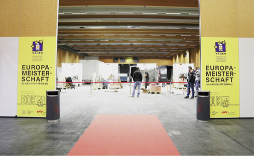 In der angrenzenden Messehalle legten sich die jeweiligen Landesmeister für die VEUKO Europameisterschaft im Kachelofenbau besonders ins Zeug. - © Foto: Martin Henze
