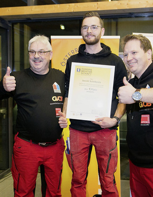 Die Trainer Josef Bock (links) und Jürgen Hartmann (rechts) freuen sich über den Meistertitel Ihres Schützlings. - © Foto: KOK Austria
