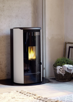 Der formschöne, wassergeführte Pelletofen „Jackie“ des italienischen Ofenbauers Palazzetti.