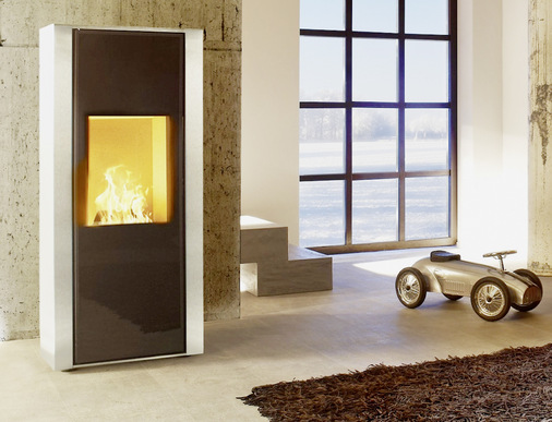 Der Pellet-Kaminofen „Mellino“ von Spartherm bietet nicht nur ein an Scheitholzfeuer heranreichendes schönes Flammenbild, er ist überdies per App und WLAN auch aus der Ferne steuerbar. Auf Wunsch ist auch eine Gerätevariante mit Wassertechnik lieferbar.