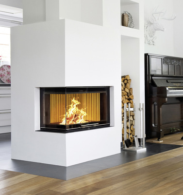 Ein wasserführender Kamineinsatz wie das Modell „Sera 78 W ES“ von Leda bietet opulente Feuersicht, ohne den Raum zu überwärmen, weil ein Großteil der Energie in den Wasseranteil geht.