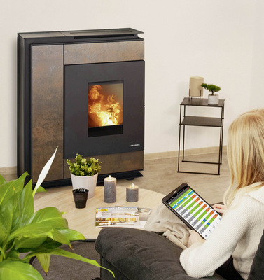 Der wasserführende Pelletofen „Boreas Aqua“ von Oranier bietet neben Brennertopf-Reinigungsfunktion und temperaturabhängiger Leistungsregelung die Funktionen „Nachtabsenkung“ sowie die Möglichkeit einer externen Bedienung über Fernbedienung/Smartphone via WiFi-Modul „Oranier smartCon“.