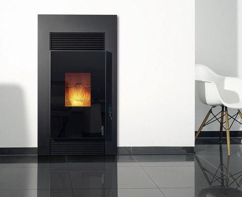 Einen wassergeführten Pelletofen in Form einer Einbaulösung zeigt der „Nova“ von Wodtke. Wassergeführte Pelletöfen können mit einer Wärmepumpenzentralheizung kombiniert werden. Sie federn vor allem die Spitzen in den Wintermonaten ab. Im Bild der wassergeführte Pelletofen „Musa“ von MCZ.