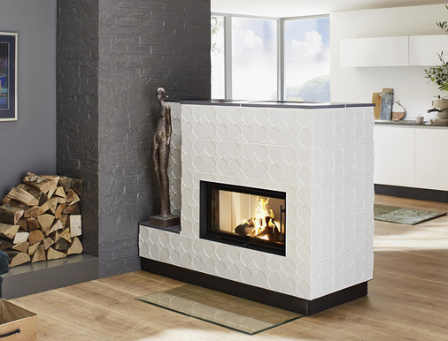 Die Keramik „Aurora“ zählt zu den drei Neuheiten im Zehendner-­Programm – hier an einem Tunnelkamin.