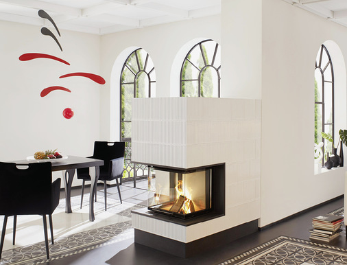 Und hier kommt mit „Vegas“ am Beispiel eines dreiseitigen Kamin­einsatzes die dritte Neuheit. Alle gehören zur Varia-Classic-Linie.