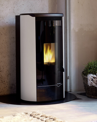 Heute sitzt die Pelletofen-Kompetenz in ­Europa, vornehmlich in Österreich, Deutschland und Italien! Hier der formschöne, wassergeführte Pelletofen „Jackie“ des italienischen Ofenbauers Palazzetti.