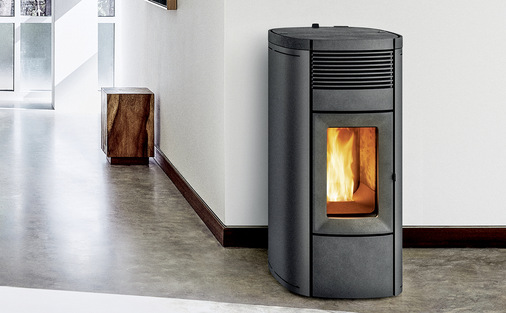 Die Bedingungen verändern sich: Heute werden wassergeführte Pelletöfen in erster Linie mit einer Wärmepumpenzentralheizung kombiniert. Sie federn dann vor allem die Spitzen in den Wintermonaten ab. Pelletofen „Musa“ von MCZ.