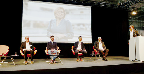 Mit einer Pressekonferenz startete die WOF 2023. Das Podium bildeten (von links): Michael Rambach (Trendfairs), Robert Mülleneisen (GVOB), Alexis Gula (Bundesverband d. Schornsteinfegerhandwerks), Frank Kienle (HKI), Nikolaus Fleischhacker (Oranier). - © Foto: Martin Henze
