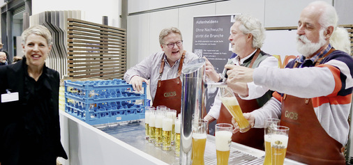 Wo sonst wird man so hochkarätig bewirtet wie auf der WOF (von links): HAGOS-Vorstand Guido Eichel, TV-Gastronom Lenzi Hilger und das Berliner Ofenbau-Original Helmut Tscherning.