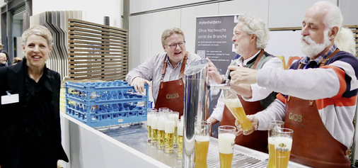 Wo sonst wird man so hochkarätig bewirtet wie auf der WOF (von links): HAGOS-Vorstand Guido Eichel, TV-Gastronom Lenzi Hilger und das Berliner Ofenbau-Original Helmut Tscherning. - © Foto: Martin Henze
