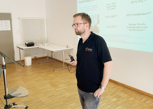 Max Kummrow von der Ofenakademie zeigt, wie wichtig die Nutzerführung beim Ofenbetrieb ist. - © Foto: EFA
