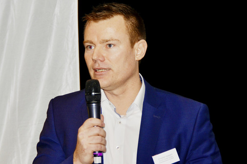 Christian Geppert stellte die betriebliche Krankenversicherung der Signal-Iduna als Instrument zur Mitarbeiterbindung vor.