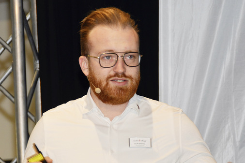 Colin Rokossa referierte zur Historie des Feuers im Hause und zeigte den Versuchsablauf einer Wärmemessung an einem Speicherofen.