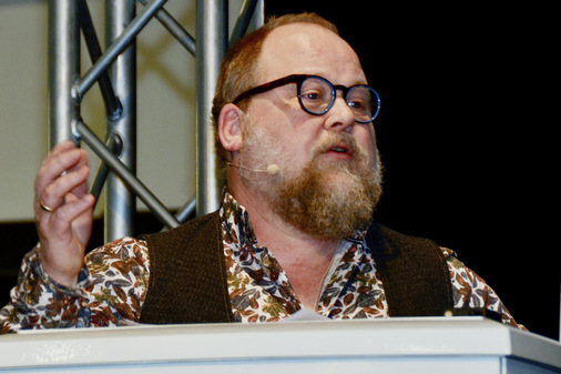 Götz Holtz zeigte an einem Praxisbeispiel, wie er einen wasserführenden Kachelofen mit regulierbarer Herdplatte plante und errichtete.