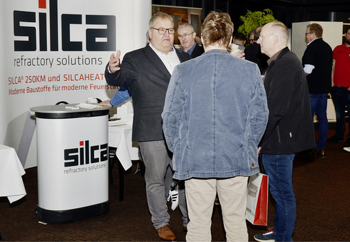 Die Pausen wurden für ausgiebige Standgespräche in der Ausstellung genutzt.