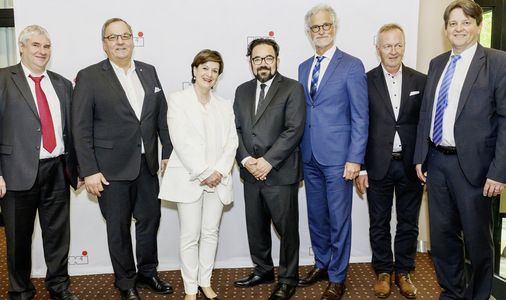 HKI-Präsidium: V. l. n. r.: Frank Kienle, Hauptgeschäftsführer HKI Industrieverband; Georg Weber, Geschäftsführer MKN Maschinenfabrik; Christiane Wodtke, Präsidentin HKI Industrieverband; PStS Christian Kühn; Folkmar Ukena, Geschäftsführer Leda Werk GmbH & Co. KG; Volker Groos, Vorstand Vertrieb JAC s.a. Liège; Stefan Osebold, Olsberg GmbH; (Nicht im Bild: Nikolaus Fleischhacker, Geschäftsführer Oranier Heiztechnik GmbH; Dr. Hilmar Rudloff Sprecher des Vorstands Palux AG).