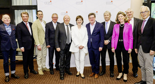 Verbände und Politik: V. l. n. r.: Martin Bentele, Geschäftsführer DEPV; Thomas Bareiß MdB; Dr. Wolfgang Weber Vorsitzender der ZVEI-Geschäftsführung; Andreas Lücke, Sprecher der Initiative Holzwärme; Oswald Wilhelm, Präsident der europäischen Schornsteinfegermeister Föderation; Christiane Wodtke, HKI; Helmut Bramann, Hauptgeschäftsführer ZVSHK; Günther Mertz, ehem. Geschäftsführer Fachverband Gebäude-Klima e.V.; Ingrid Hartges, Hauptgeschäftsführerin DEHOGA Bundesverband; Frank Kienle, HKI; Prof. Dr. Klaus Töpfer.