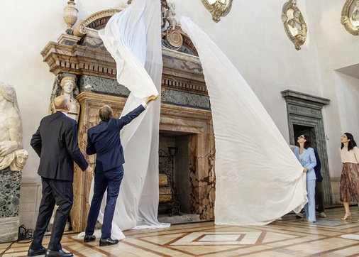 Feierliche Enthüllung des Kamins und der Statuen. - © Foto: Martin Henze
