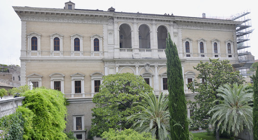  … Rückansicht des Palazzo Farnese, das die französische Botschaft in Rom beherbergt.