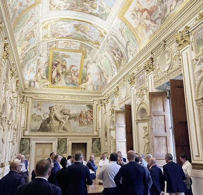 Führung der Gäste durch den Palazzo Farnese.