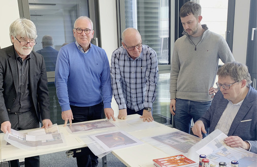 Die Jury bei der Arbeit: v.l.n.r.: Kurt Jeni, Andreas Müller, Arthur Kasper, Robert Mülleneisen, Frank A. Reinhardt. - © Foto: Jutta Lorenz
