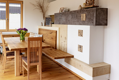 Sieht aus wie eine gewöhnliche Speicherofenanlage, aber versorgt obendrein die Wärmepumpe mit hohen Quelltemperaturen.