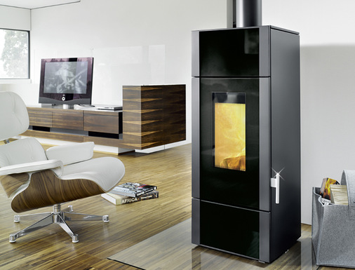 Als „Das Traumpaar“ sieht Wodtke die Kombination einer (Buderus-)Wärmepumpe beispielsweise mit dem wasserführenden Pellet-Kaminofen „Giro Black“.