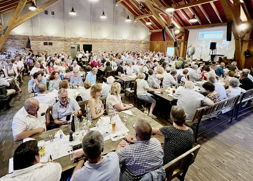 Donnerstag: Gemeinsames Abendessen „beim Hirzinger“ in Söllhuben. - © Foto: Martin Henze
