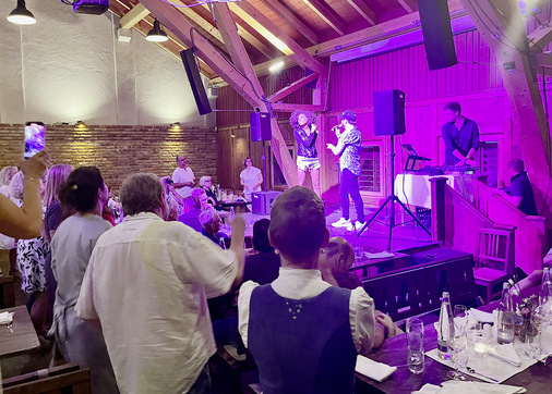 Live-Musik war überall dabei: Party-Band mit beeindruckender Soul-Stimme.