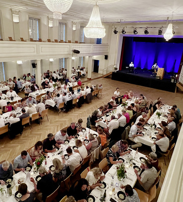 Festliches Abendessen im Ballsaal zu Rosenheim.