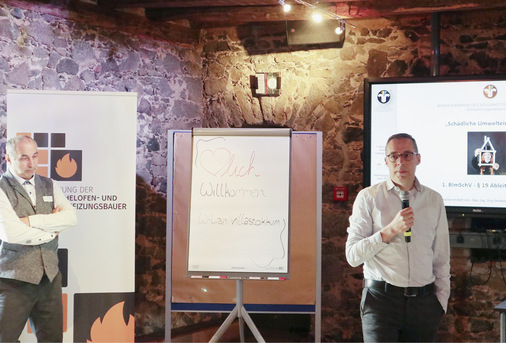 Steffen Kirchner rechts informierte über den Umgang mit den neuen Ab- leitbedingungen. Links im Bild Obermeister Thomas Schwarzkopf