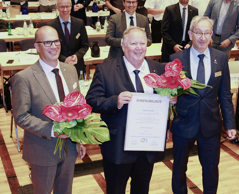 Geschäftsführer Wolfgang Becker gratuliert Stefan Menrath zu seiner neuen Position und ernennt Joachim Butz zum Ehrenvorsitzenden. - © Foto: FV SHK BW
