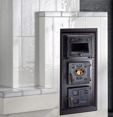 Der gusseiserne Einsatz „JU 11 Souffle“ von Camina & Schmid bietet ein Koch-/Backfach oberhalb der Brennkammer. Er hat – wie auch der „JU 11“ ohne Backfach – eine schöne ornamental verzierte Kunstguss-Frontplatte und ist ebenfalls für Mischbrand geeignet.