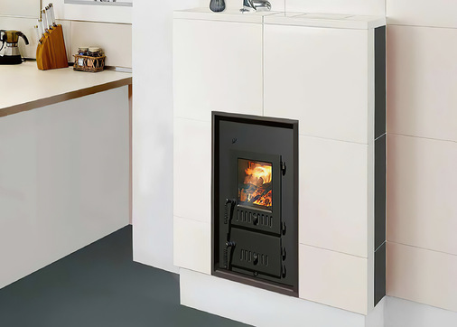 Durch die spezielle Luftführung ist der Einsatz „SD 9 E“ von Camina & Schmid auch für schwierige Schornsteinverhältnisse, größere Holzscheite geeignet. Der Unterboden ist komplett aus Guss gefertigt, das ermöglicht eine starke Verbrennungsluftzufuhr in das Glutbett. Außerdem sind der „SD 9 E“ und „SD 11 E“ mit einem wechselbaren Stutzen (Ø 145/160/80 mm) verfügbar. Beide Geräte verfügen über die Zulassung zur Mischbrand-Feuerung für Scheitholz und Braunkohlenrriketts. So kann die Brennstoffart schnell und problemlos gewechselt werden.