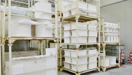 Nach der Trocknung lagern die Keramikteile für die weitere Bearbeitung aufgestapelt in Rahmenboxen.