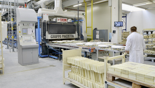 Hier werden die Keramiken in einer vollautomatischen Brennerstraße allmählich gebrannt und anschließend auf einer Abkühlstrecke sanft heruntertemperiert.