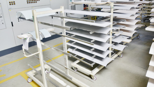 Auf diese Keramikverkleidungen wurde bereits die Glasurmasse aufgetragen. Die Farben weichen stark vom Endergebnis nach dem zweiten Brand ab. Die endgültige Oberflächenanmutung kommt durch den chemischen Prozess beim Brennen zur Geltung.