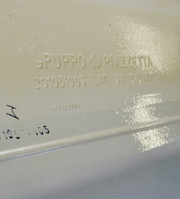 Anhand der schwarz aufgestempelten Chargen­nummer lassen sich später immer noch mögliche Produktionsabweichungen und die Gründe dafür herausfinden.