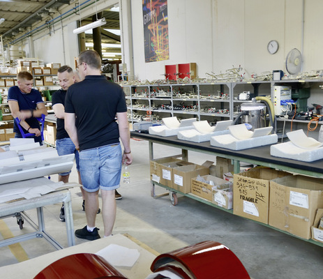 An dieser Station bekommt die Keramik ihre Montagebeschläge.