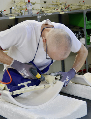 Damit bei der Ofenmontage alles millimetergenau passt, werden die Montagebeschläge der Verkleidungssteile mit einer Bohrschablone (Gestell) maßhaltig angebracht.