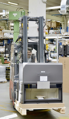 Ein Kamineinsatz wird mit dem Gabelstapler transportiert.