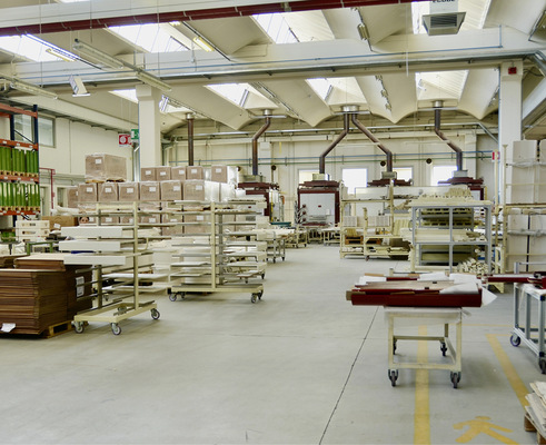 Blick in die Produktion. Im Hintergrund klassische Brennöfen für die Keramik.